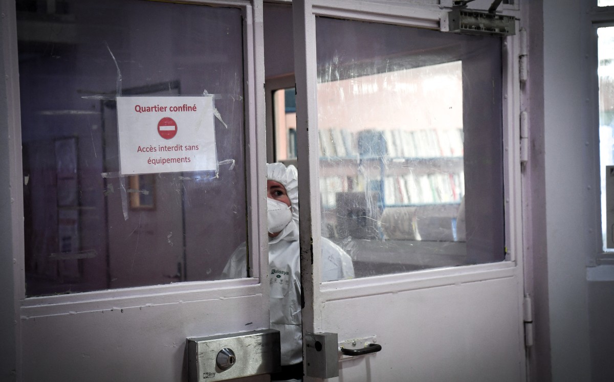 En cuanto a los hospitalizados, subieron este domingo hasta 21 mil 982 frente a los 21 mil 721 de ayer. | AFP