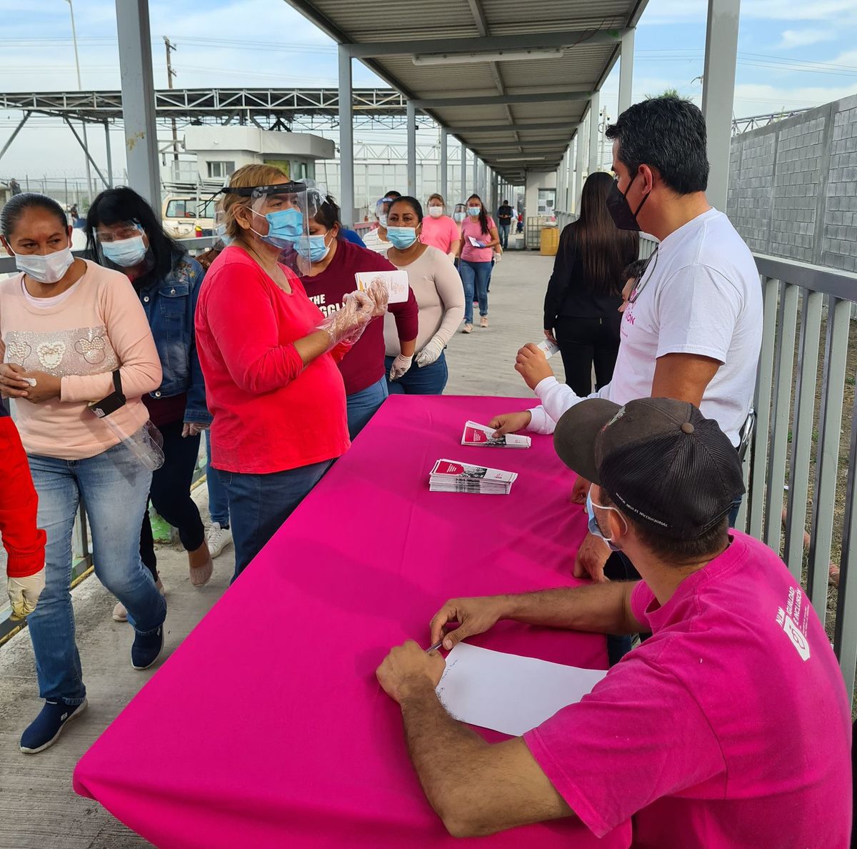Da NL y ONG’s asesoría y atención a familiares de internos del Penal. Foto: Especial