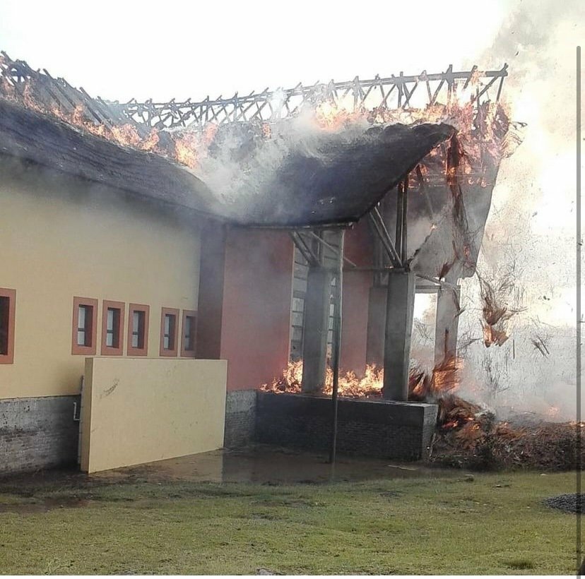 Un rayo destruye un edificio en el pueblo natal de Nelson Mandela, en Sudáfrica | Twitter @RantsSouth