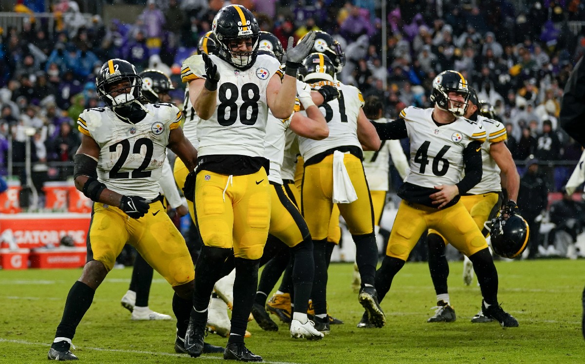 Steelers vencen a Ravens y se acercan a los playoffs de la NFL 2022 (AP)