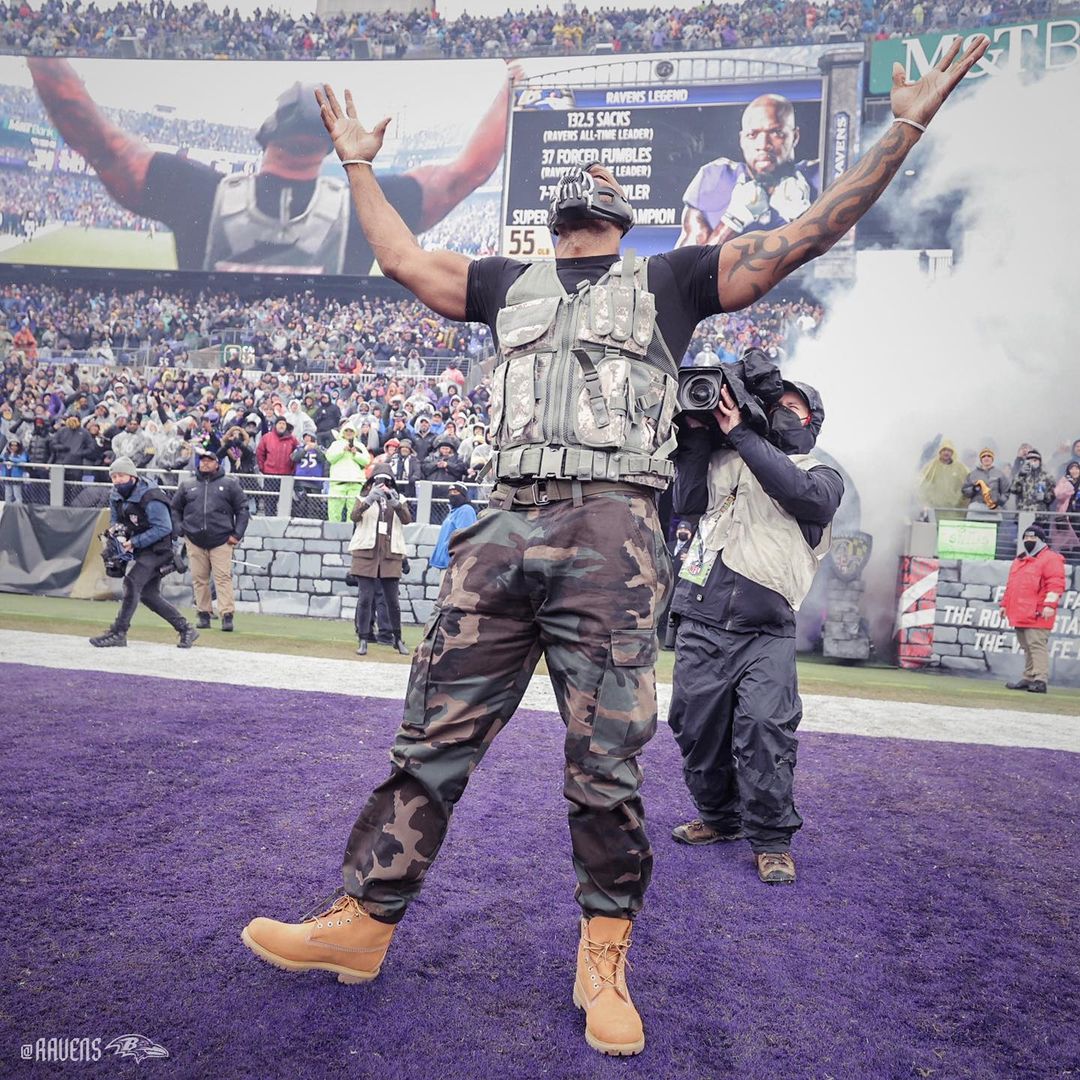 Terrell Suggs emula a villano de Batman Bane en Ravens vs Steelers (Instagram)