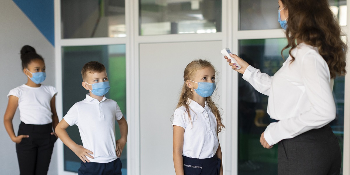 Estas acciones se generan con el fin de preservar la salud y seguridad de los estudiantes. (freepik.es)