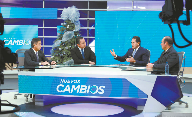 Aldo Fasci, Gustavo Guerrero y Arturo Salinas, en el programa Nuevos Cambios, conducido por Víctor Martínez. Jorge López
