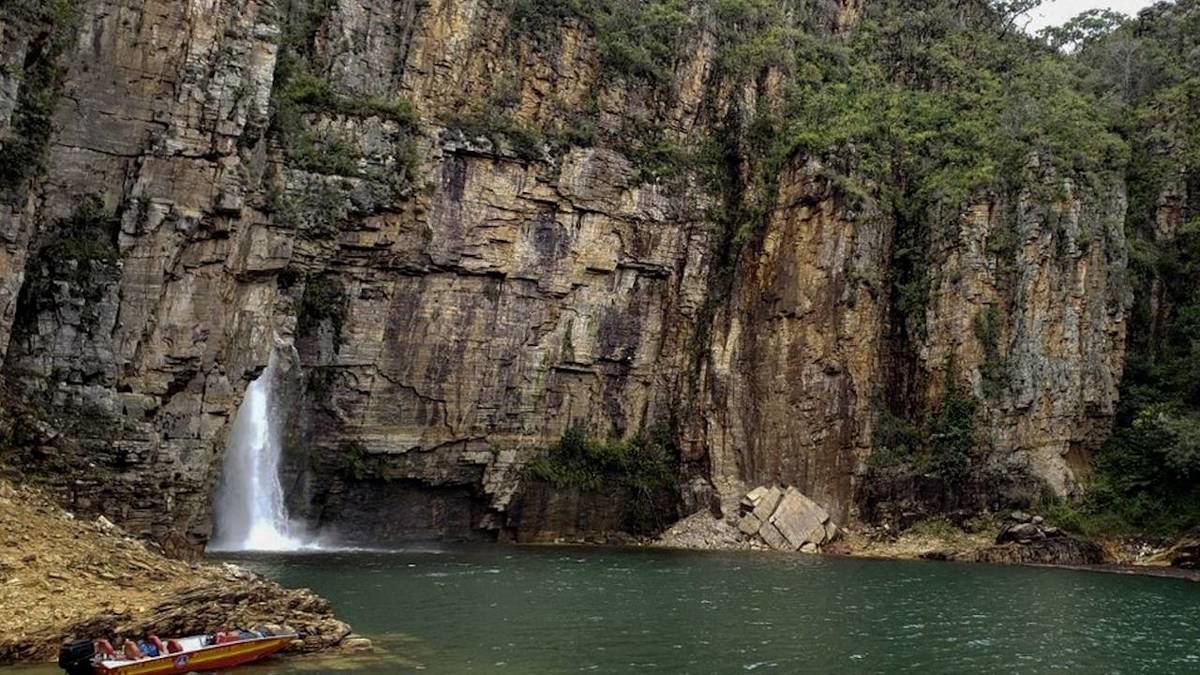 Ascienden a 10 los muertos tras caída de pared rocosa sobre lanchas turísticas en Brasil