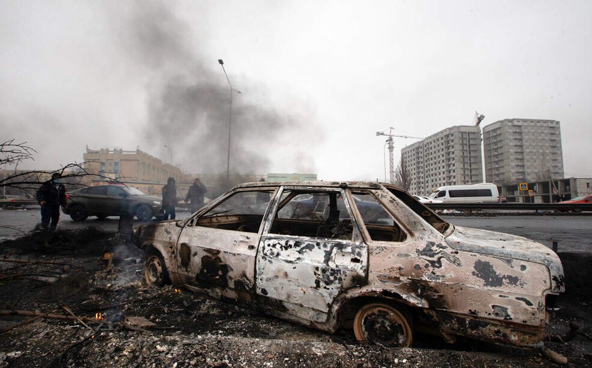 Un auto incendiado tras protestas en una calle en Almaty, Kazajistán.| AP