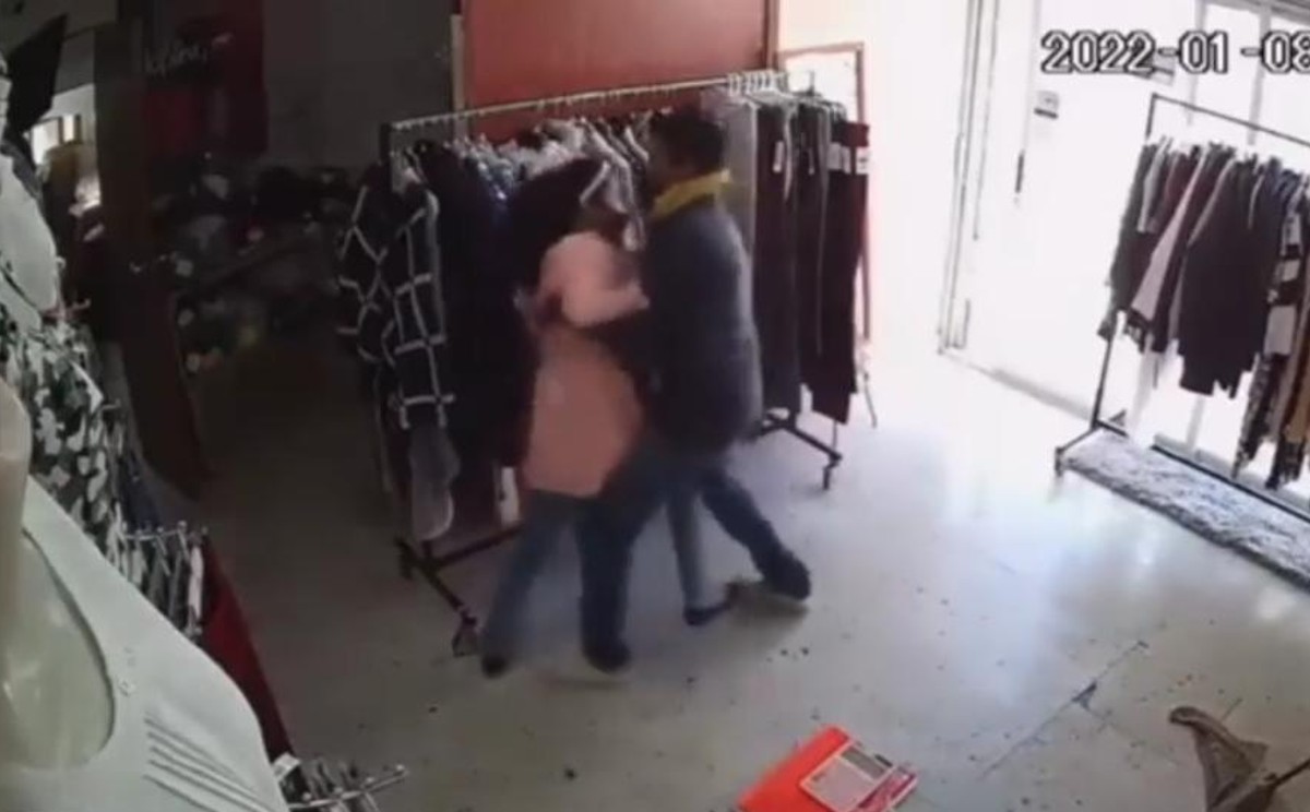 El atraco fue captado por las cámaras de seguridad del negocio.