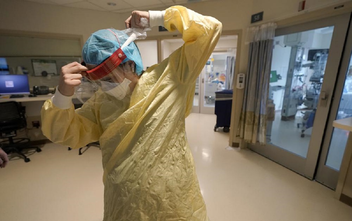 Escasez de personal médico en EU ante aumento de casos covid. | AP