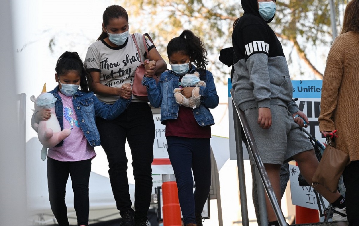 Exterior de un sitio de pruebas y vacunas contra covid-19 en Los Ángeles, California. | AFP