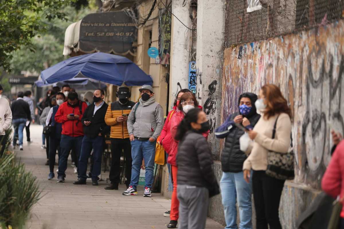 Fila para hacerse prueba de covid-19. (Javier Ríos)
