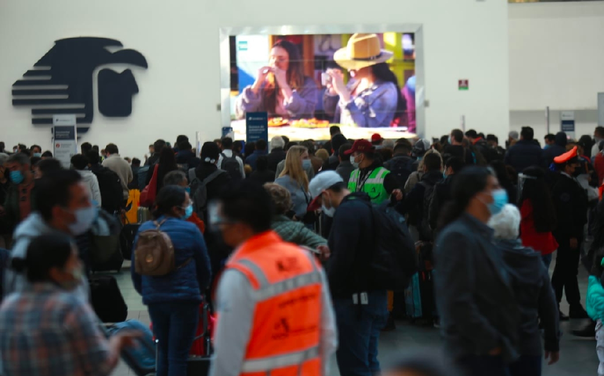 Largas filas y espera en la aerolínea Aeroméxico por cancelaciones y demoras de vuelos. | Juan Carlos Bautista