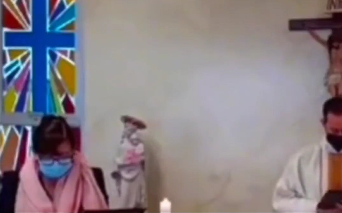 Mujer se equivoca al leer salmo en misa; se vuelve viral (Especial).