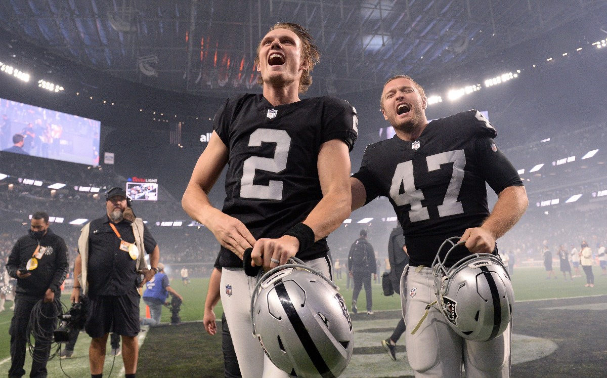 Raiders vence a Chargers en tiempo extra y avanza a playoffs (Reuters)