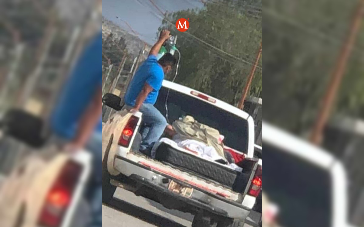 Trasladan a abuelita en una camioneta; nieto afirma que le negaron ambulancia y atención. (Redes)
