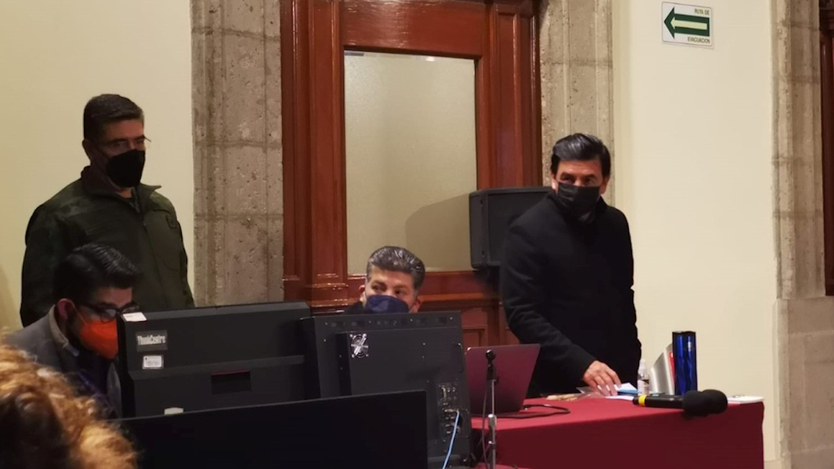 Ayudantía y staff de La Mañanera usan cubrebocas