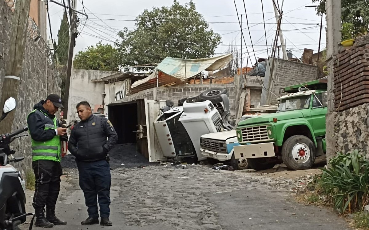 El camión se volcó en el pueblo de San Andrés Totoltepec. | Enrique Luna
