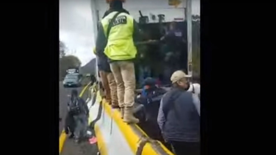 Choca camión con logos de Diconsa que transportaba migrantes