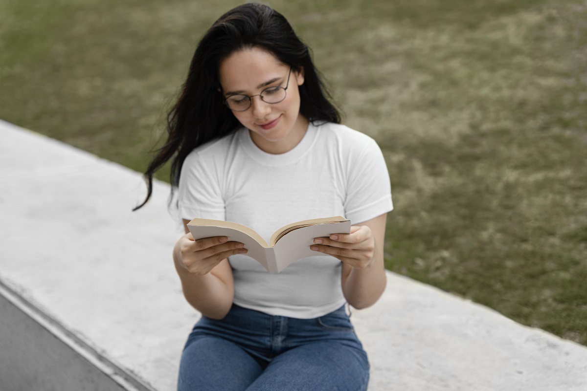 Los clubes de lectura ayudan a adentrarte al mundo que el libro plantea fácimente. (freepik.es)