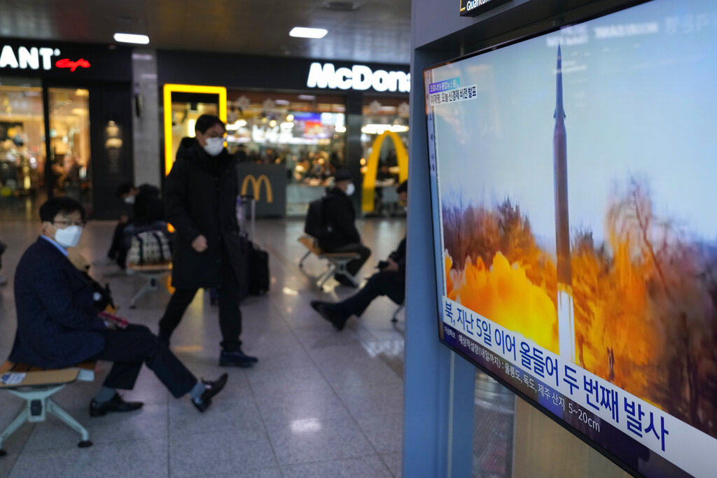 Corea del Norte realizó el lanzamiento de un misil hipersónico el martes por la mañana. (AP)