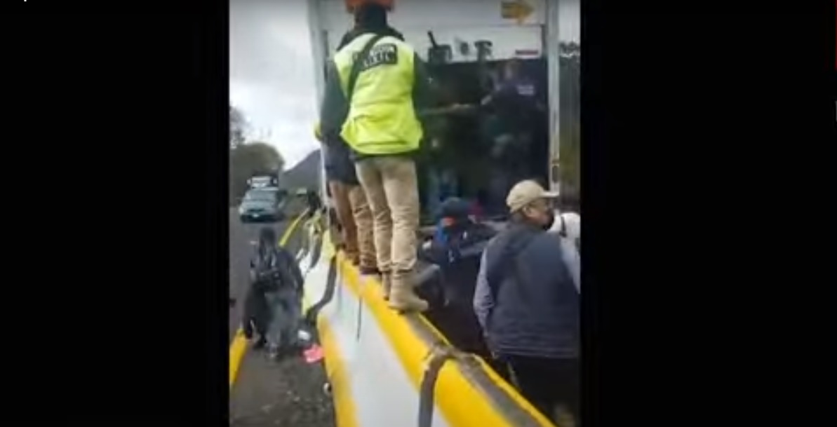Elementos de seguridad ayudaron a algunos migrantes heridos. (Captura)