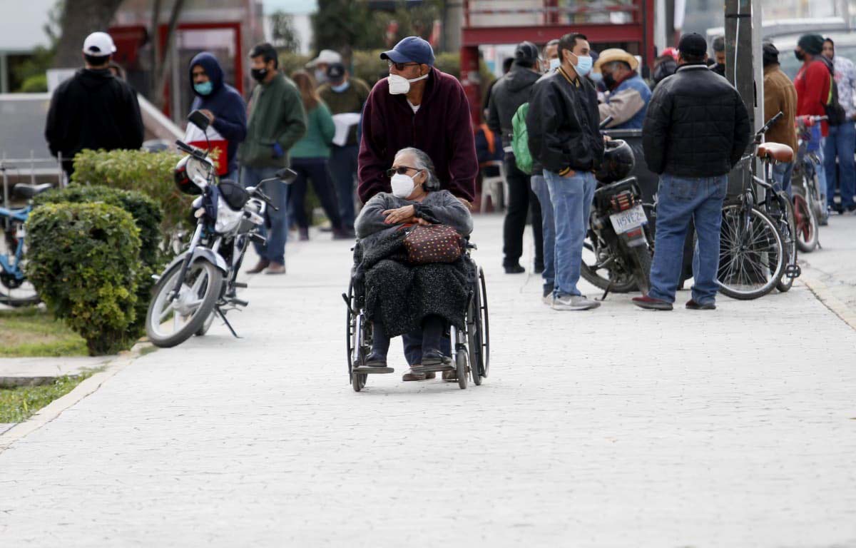 Entrega de pensiones para adultos mayores en Gómez Palacio. (Rolando Riestra)