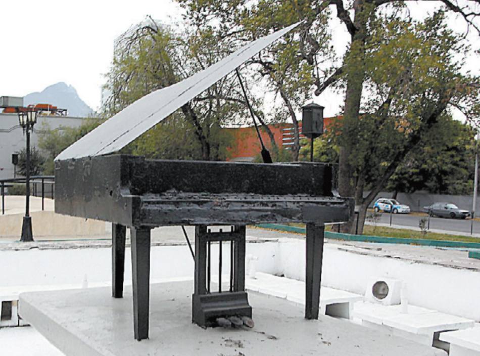 La estatua de Agustín Lara mostraba al músico veracruzano que simulaba tocar el piano. fotos: Roberto Alanís