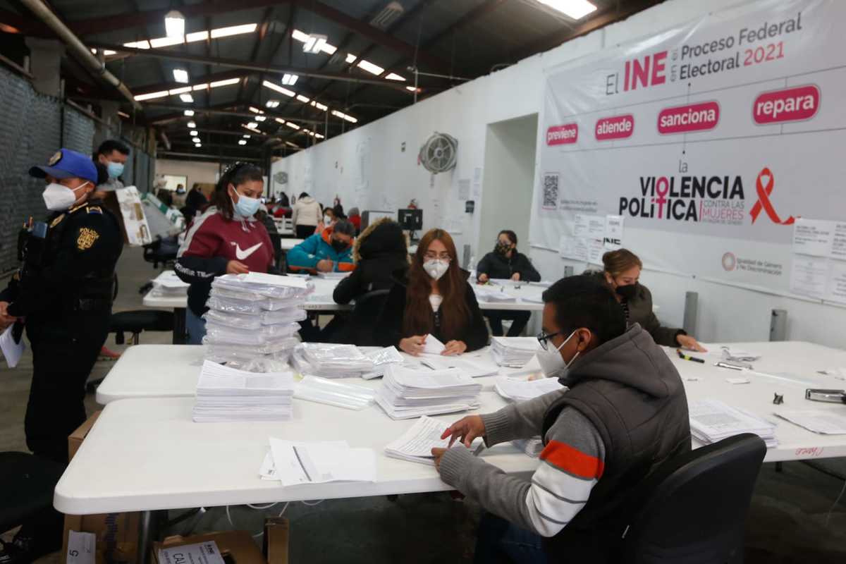 Instalaciones del INE dónde se realiza el conteo de las firmas para revocación de mandato. | Araceli López