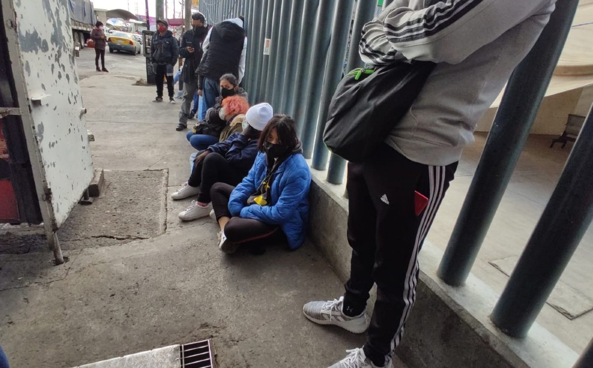 La mayoría esperó hasta 10 horas sin ser atendidos. (Especial)