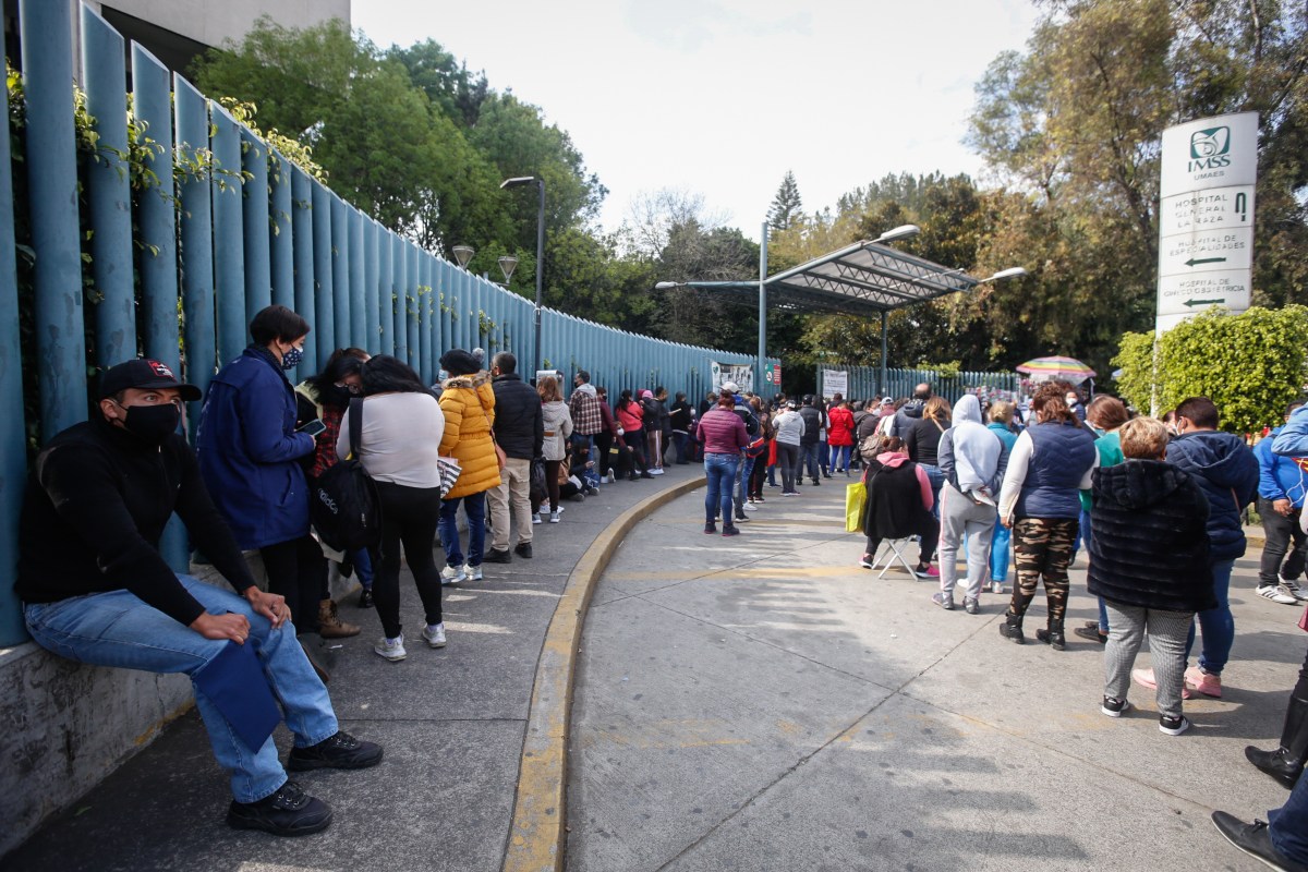 Largas filas en el hospital de La Raza. (Araceli López)