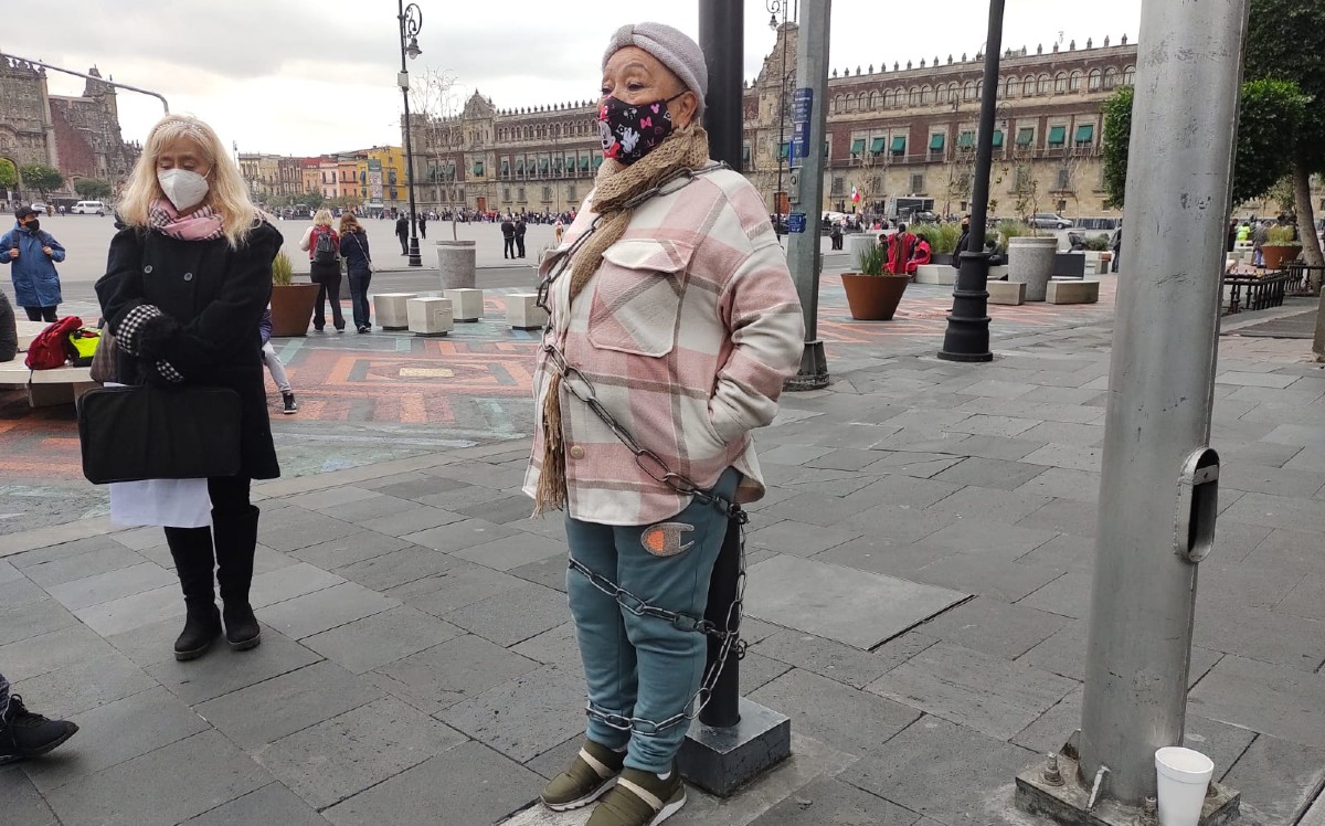 La mujer encadena provoco el cierre de la calle 20 de noviembre. | César Velázquez