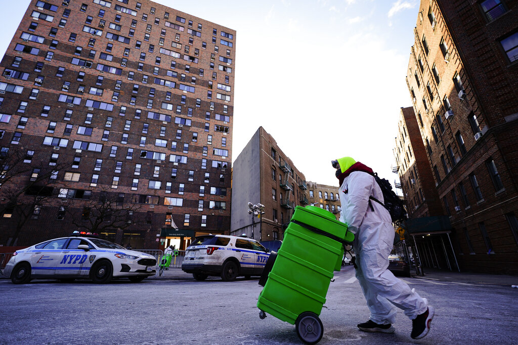 Al menos 17 personas murieron en el incendio de un edificio residencial en el Bronx. (AP)