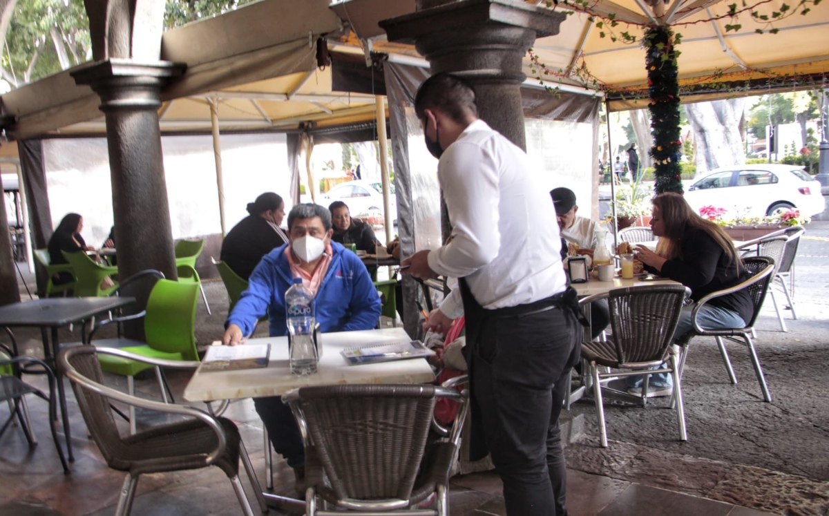 Piden reducir aforos a restaurantes de Puebla | Melanie Torres