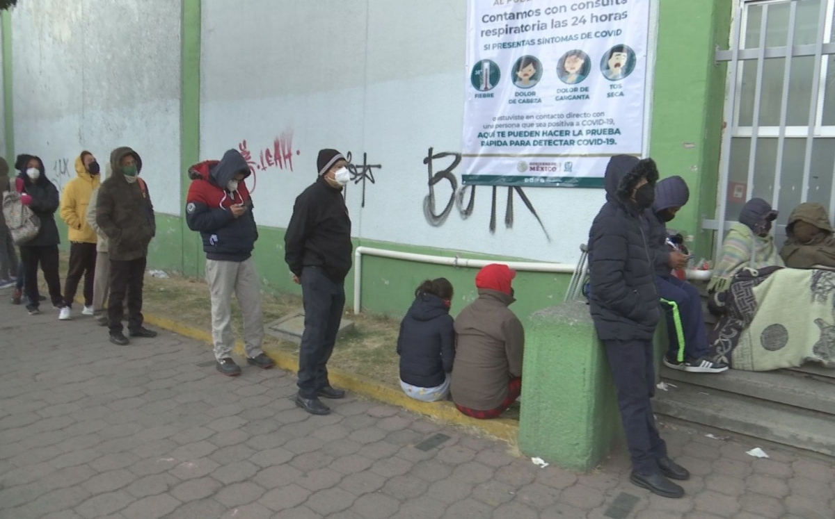 Poblanos esperan hasta siete horas formados en filas del IMSS para hacerse pruebas Covid en Amalucan | Delfino Nolasco