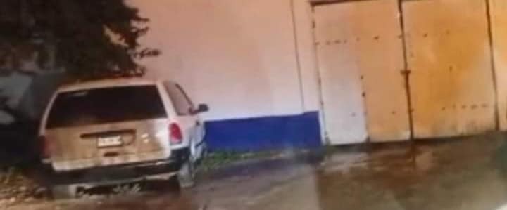 Policías en el lugar apagaron el incendio en algunos de los autos.