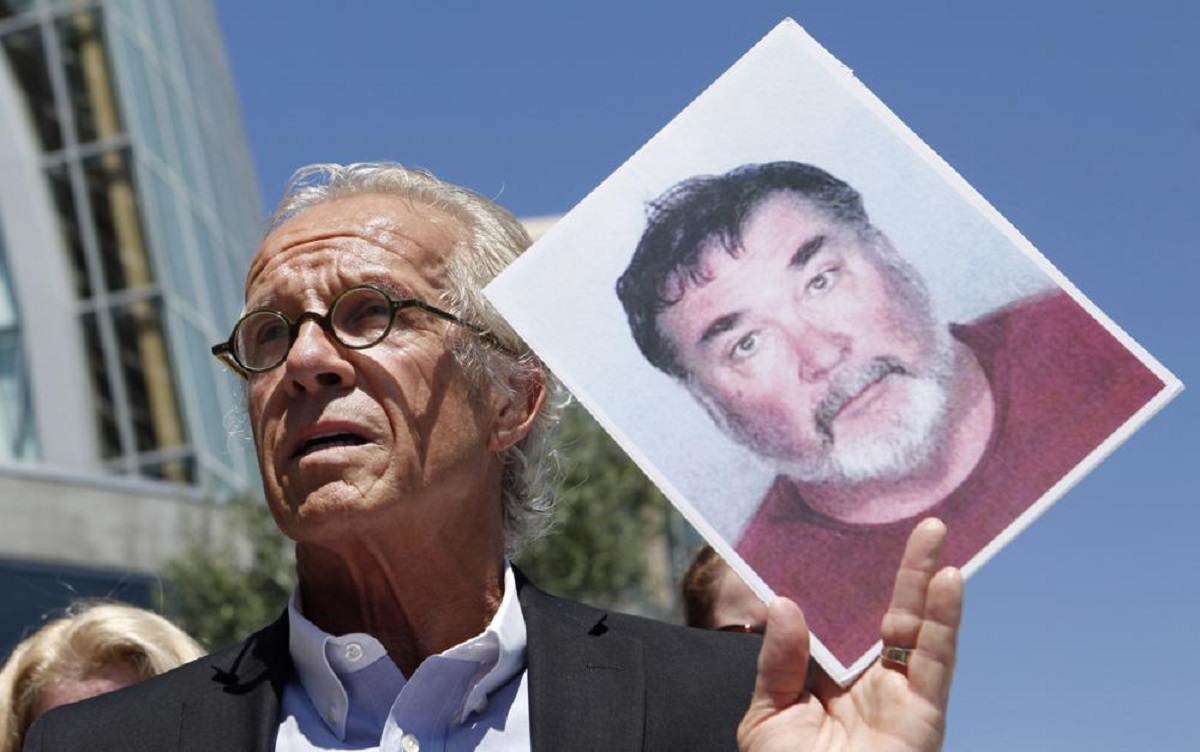 Abogado sostiene una foto del ex sacerdote Stephen Kiesle, acusado de abuso sexual a menores. | AP