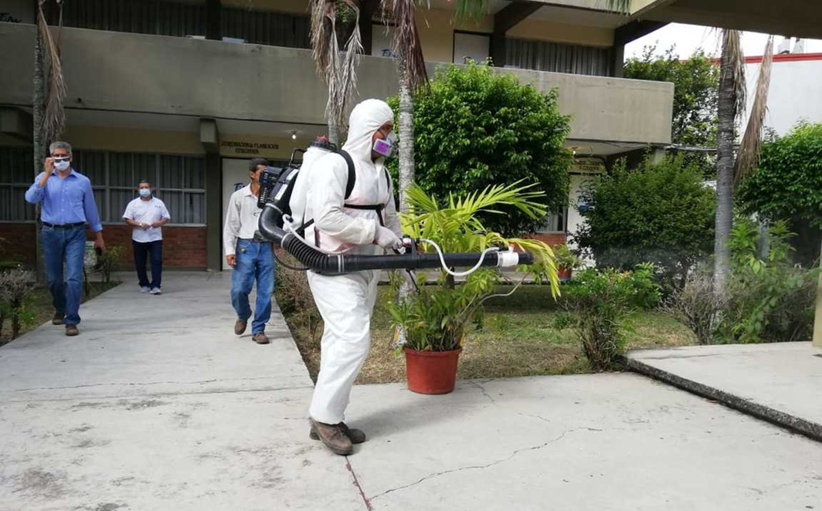 Desinfección en escuelas de Tampico. (Archivo)