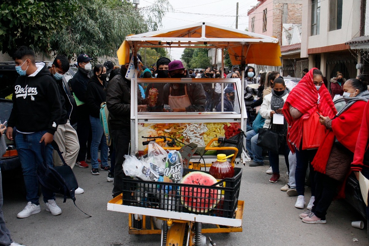 Filas formadas para esperar la vacuna. (Rolando Riestra)