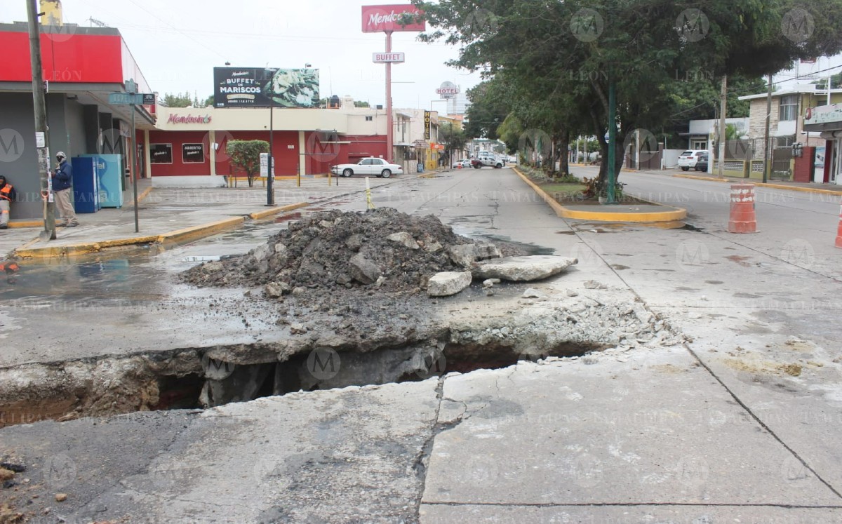 Socavón en avenida de Ciudad Madero. (Sergio Sánchez)