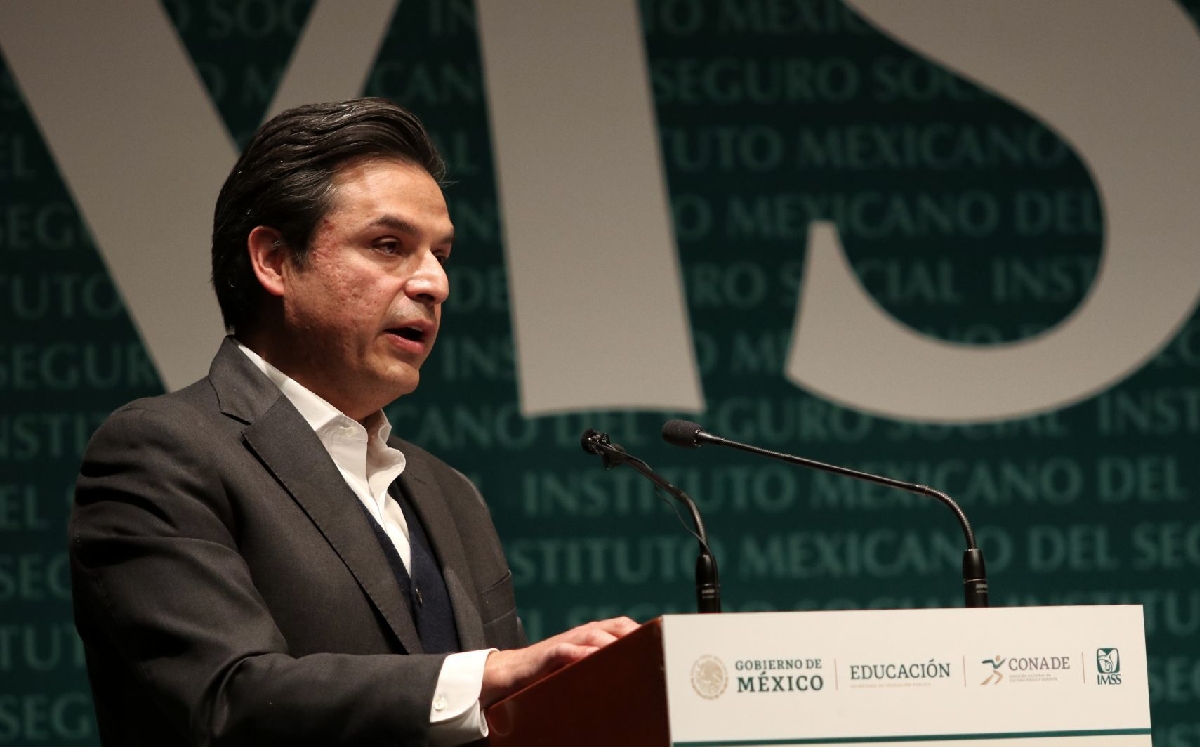 Zoé Robledo Aburto, director general del IMSS durante la entrega de un premio. | Cuartoscuro