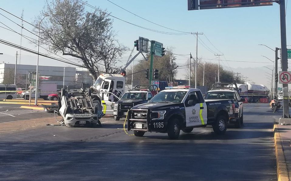 Al lugar acudieron elementos de Tránsito y Policía que acordonaron el área. Foto: Cynthia Pardo
