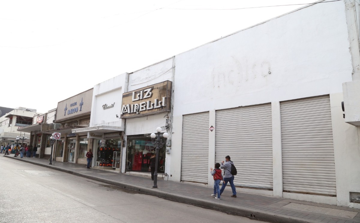 Contraste en el centro de Tampico, con locales abiertos y otros cerrados. | Foto: Yazmín Sánchez