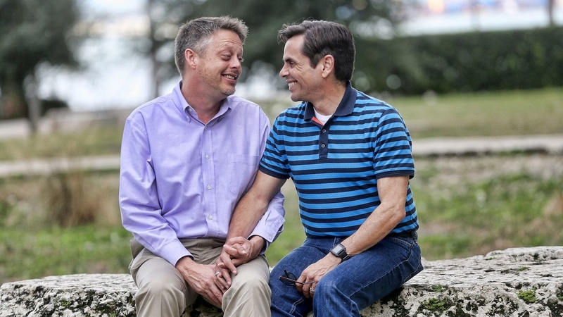 Jorge Díaz Johnston (azul) y su esposo. (Twitter BarbaraSobel4)