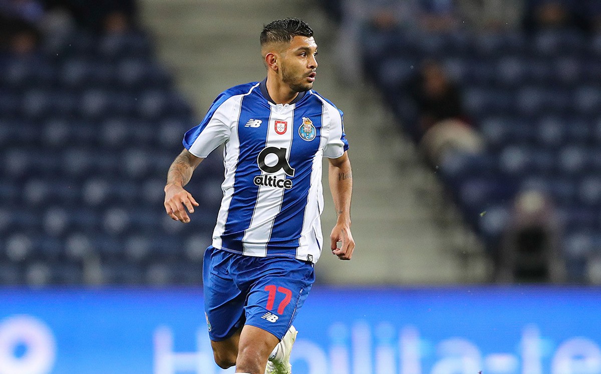 Tecatito Corona llega a España para cerrar su fichaje con el Sevilla (Reuters)