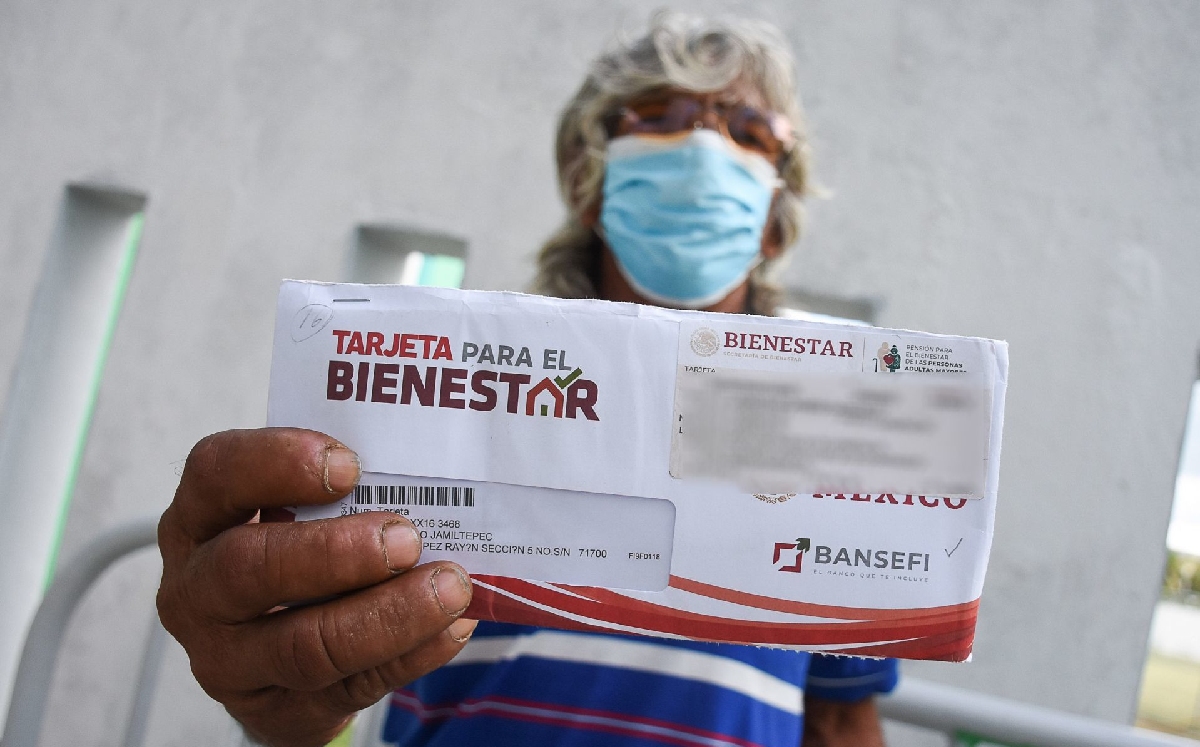 Adultos mayores recibieron su tarjeta del programa Bienestar de Pensión para Adultos Mayores. | Cuartoscuro