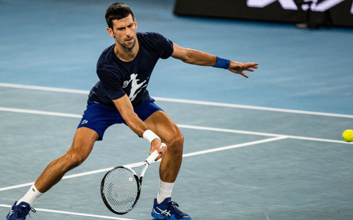 Djokovic entrena a la espera de la decisión sobre su posible deportación (Reuters)