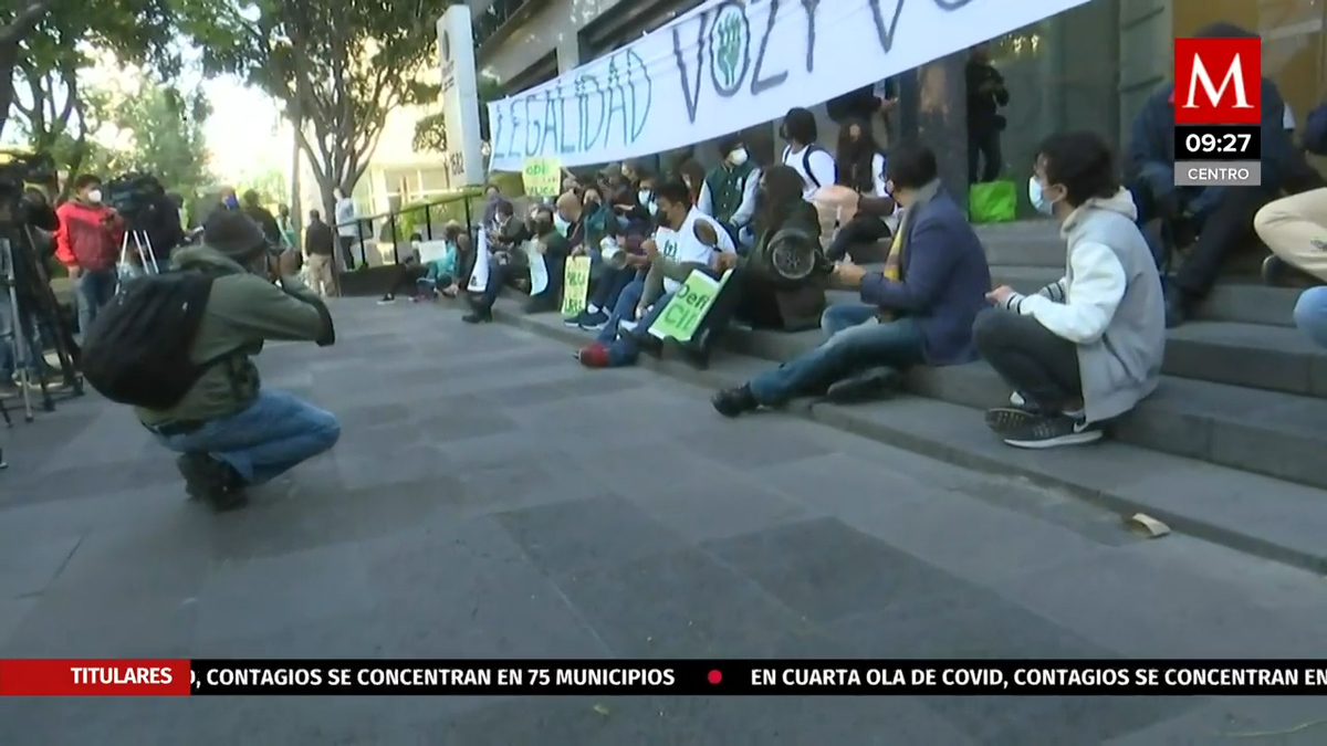 Estudiantes del CIDE "clausuran" entrada del CONACYT