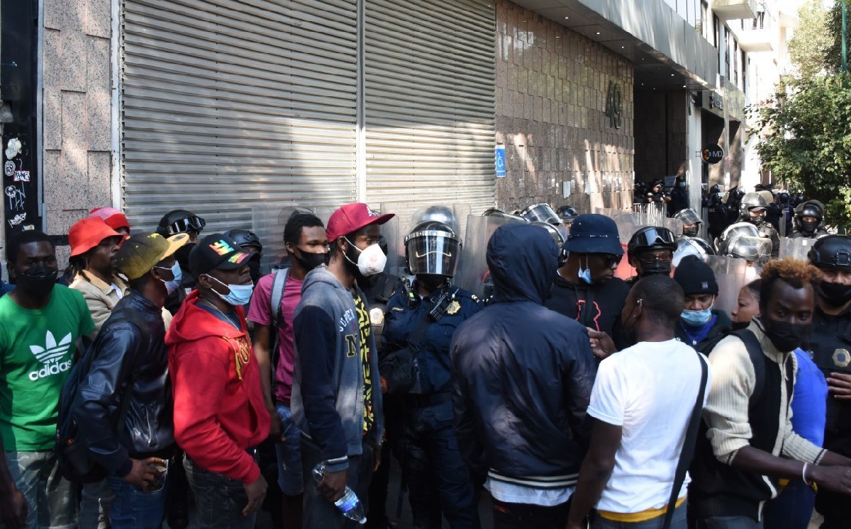Los migrantes haitianos llevan varios días protestando frente a la Comar. | Cuartoscuro