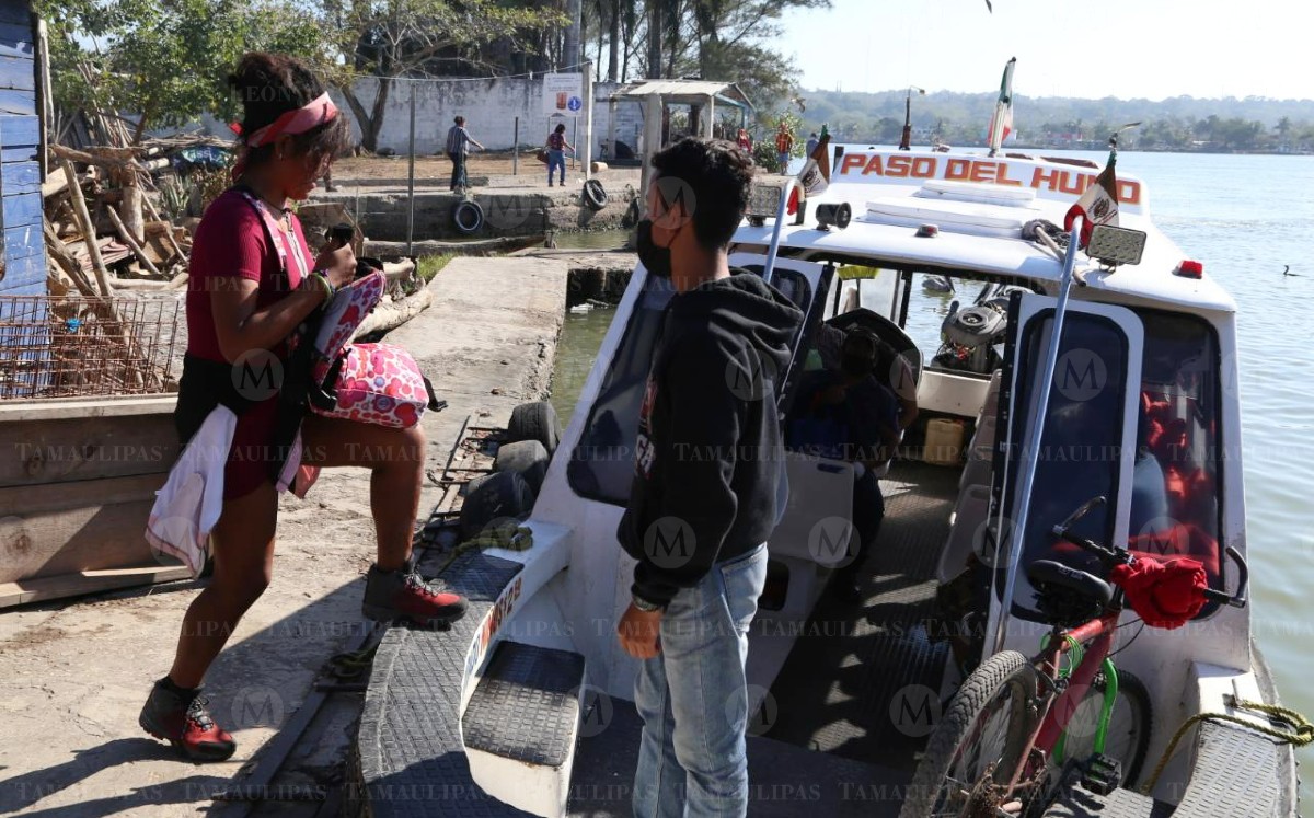 Pasajeros sin cubrebocas en paso del humo. (Yazmín Sánchez)