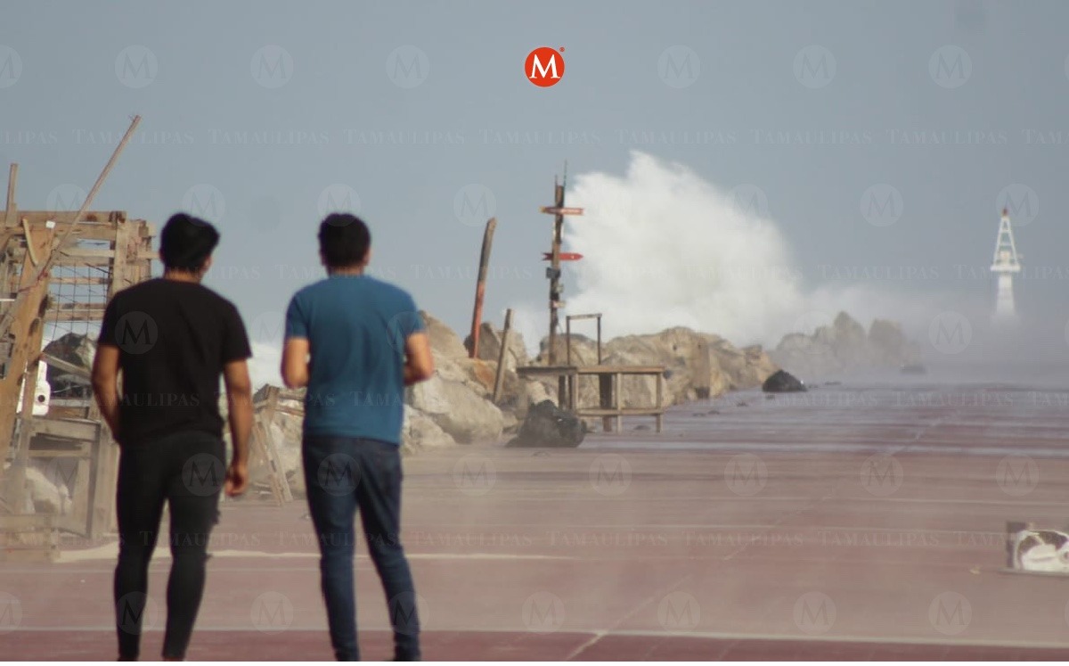 Turistas se acercan a las Escolleras de Playa Miramar pese a fuerte viento.
