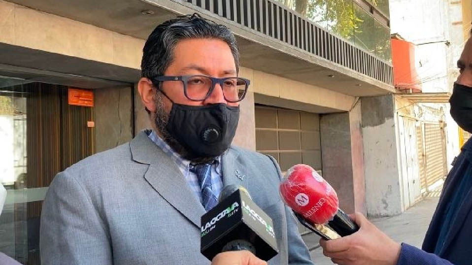 Denuncian a policías que intentaron detener a René Vallarta