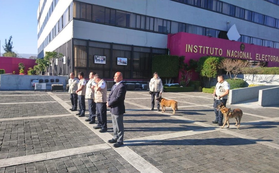 INE niega que se pague alimento de mascotas del personal